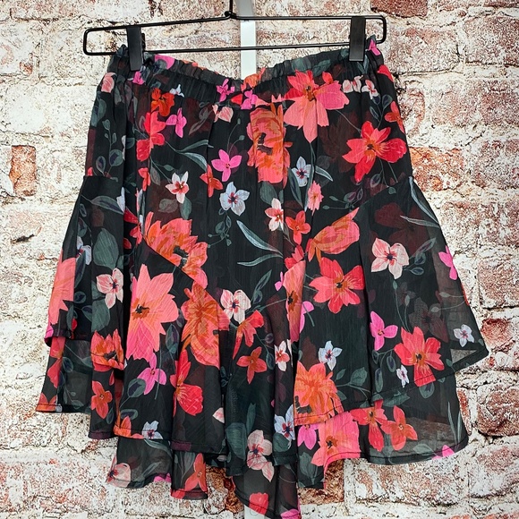 Womenʻs Black Floral Flirty Skort Size Small - Picture 3 of 6